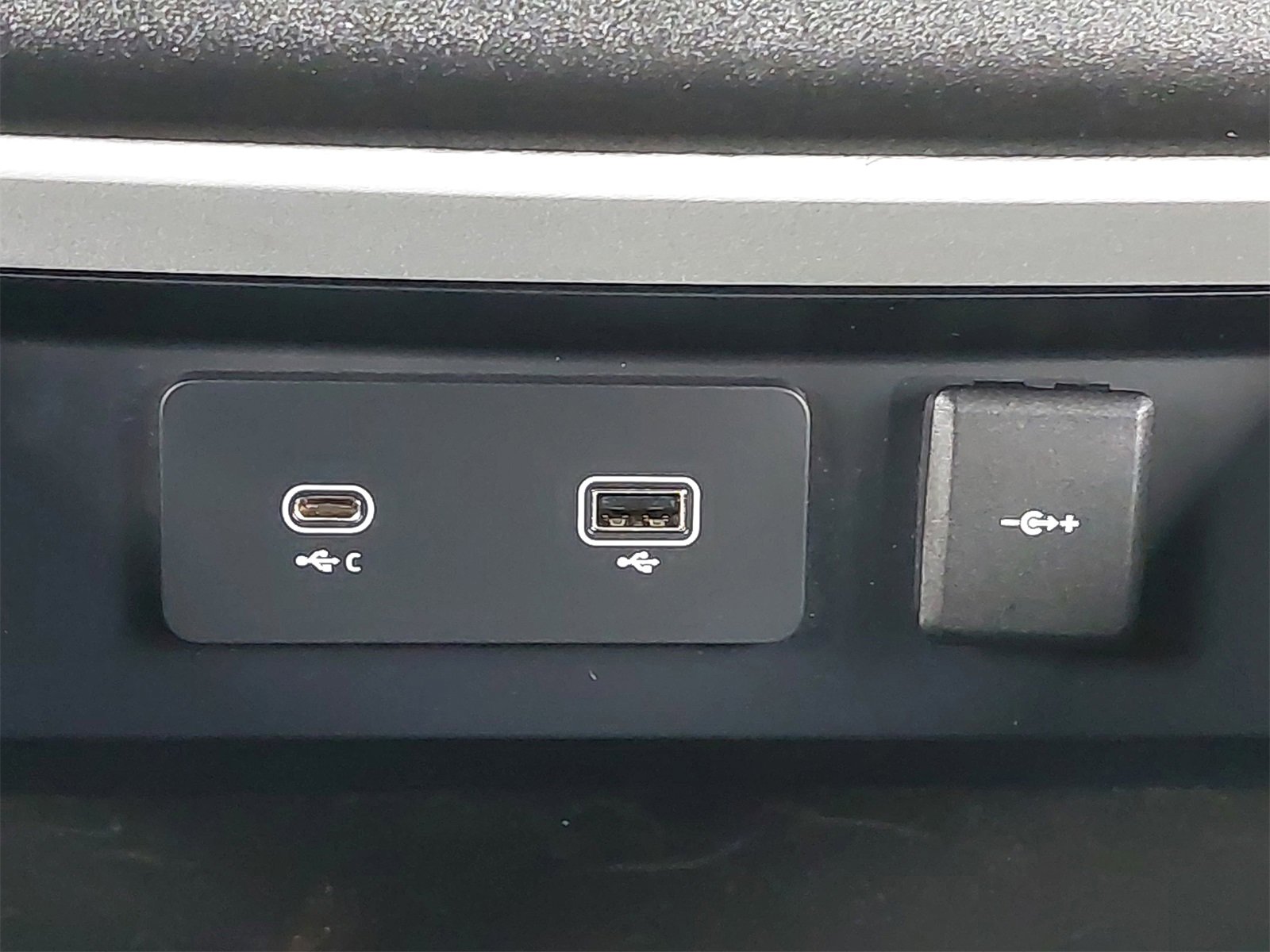 Used 2023 Land Rover Defender 110 X-Dynamic SE image 31