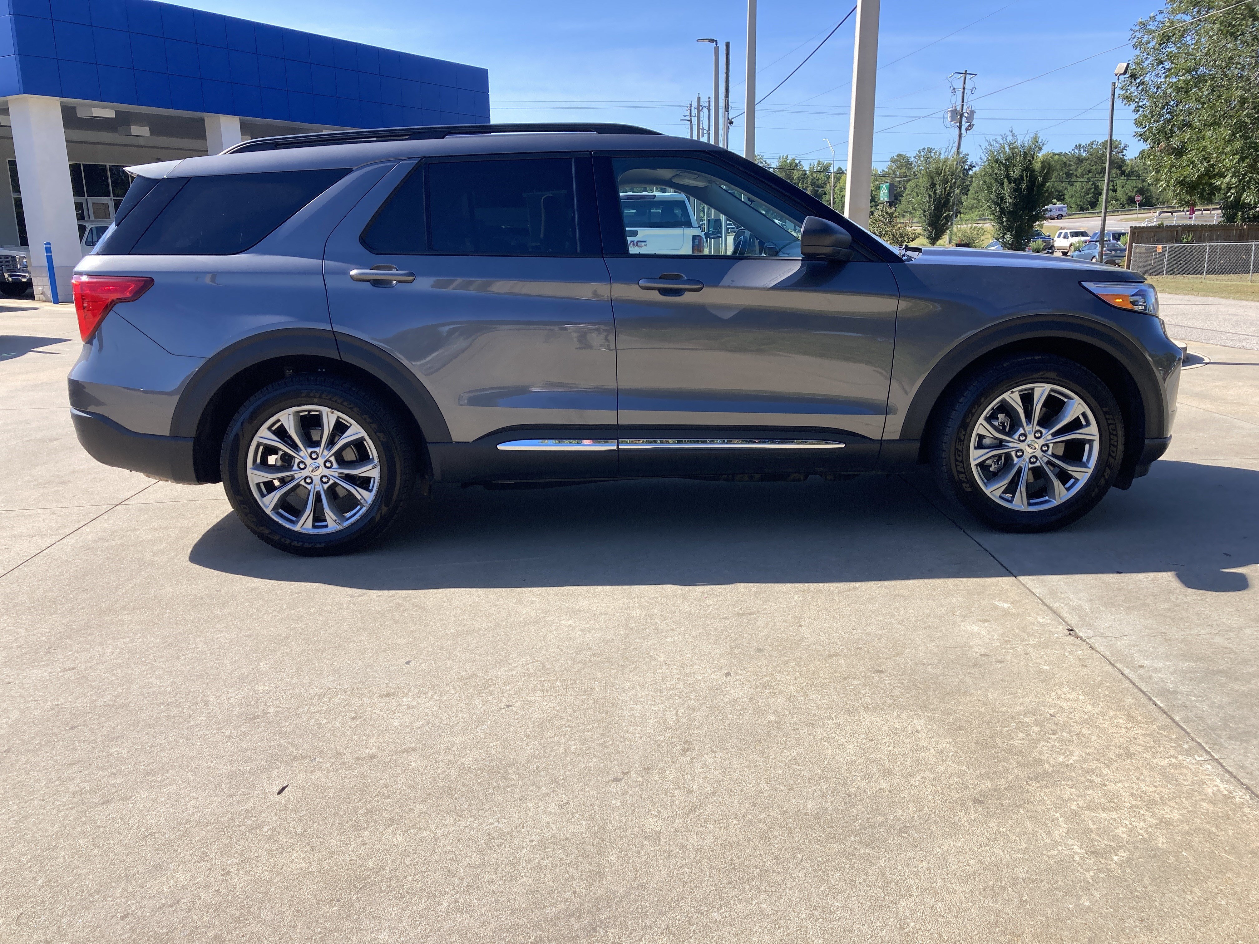 Used 2022 Ford Explorer XLT w/ Equipment Group 202A RWD image 4