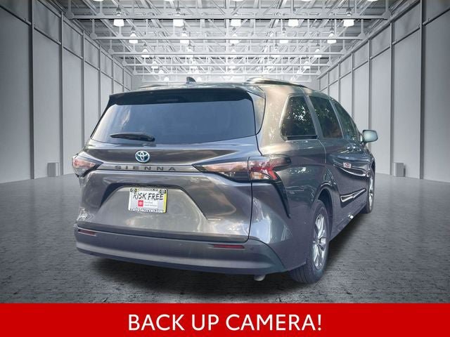 Certified 2025 Toyota Sienna XLE FWD image 8