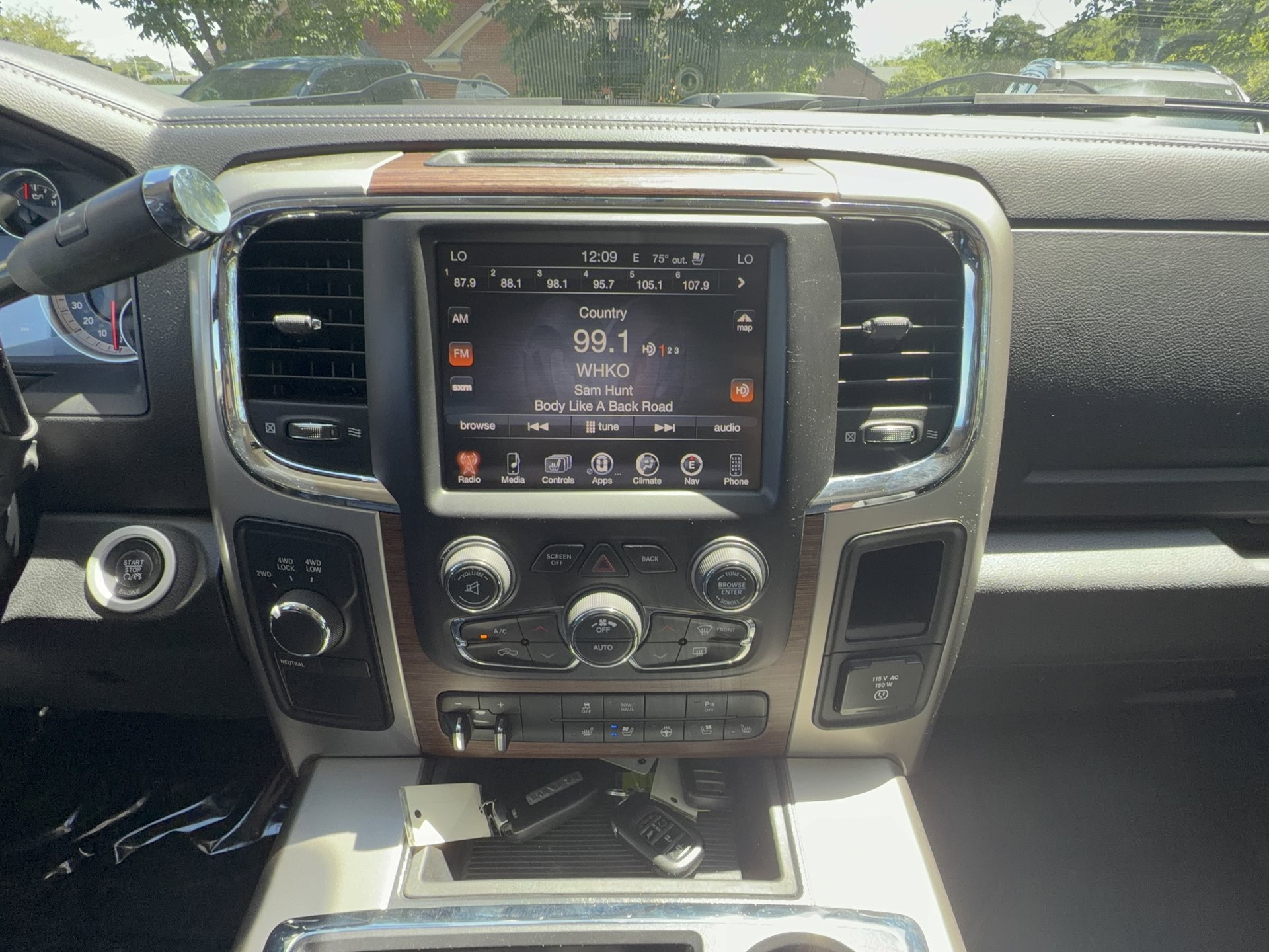 Used 2014 RAM 2500 Laramie AWD/4WD image 17