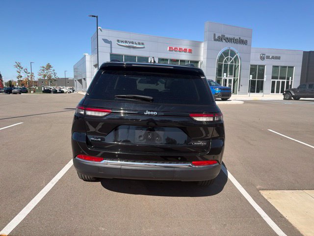 Used 2023 Jeep Grand Cherokee Limited w/ Trailer Tow Prep Group (B) AWD/4WD image 4