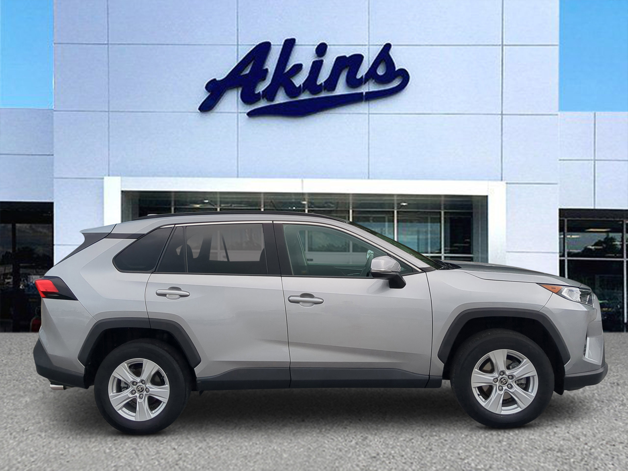 Used 2021 Toyota RAV4 XLE w/ Convenience Package FWD image 1