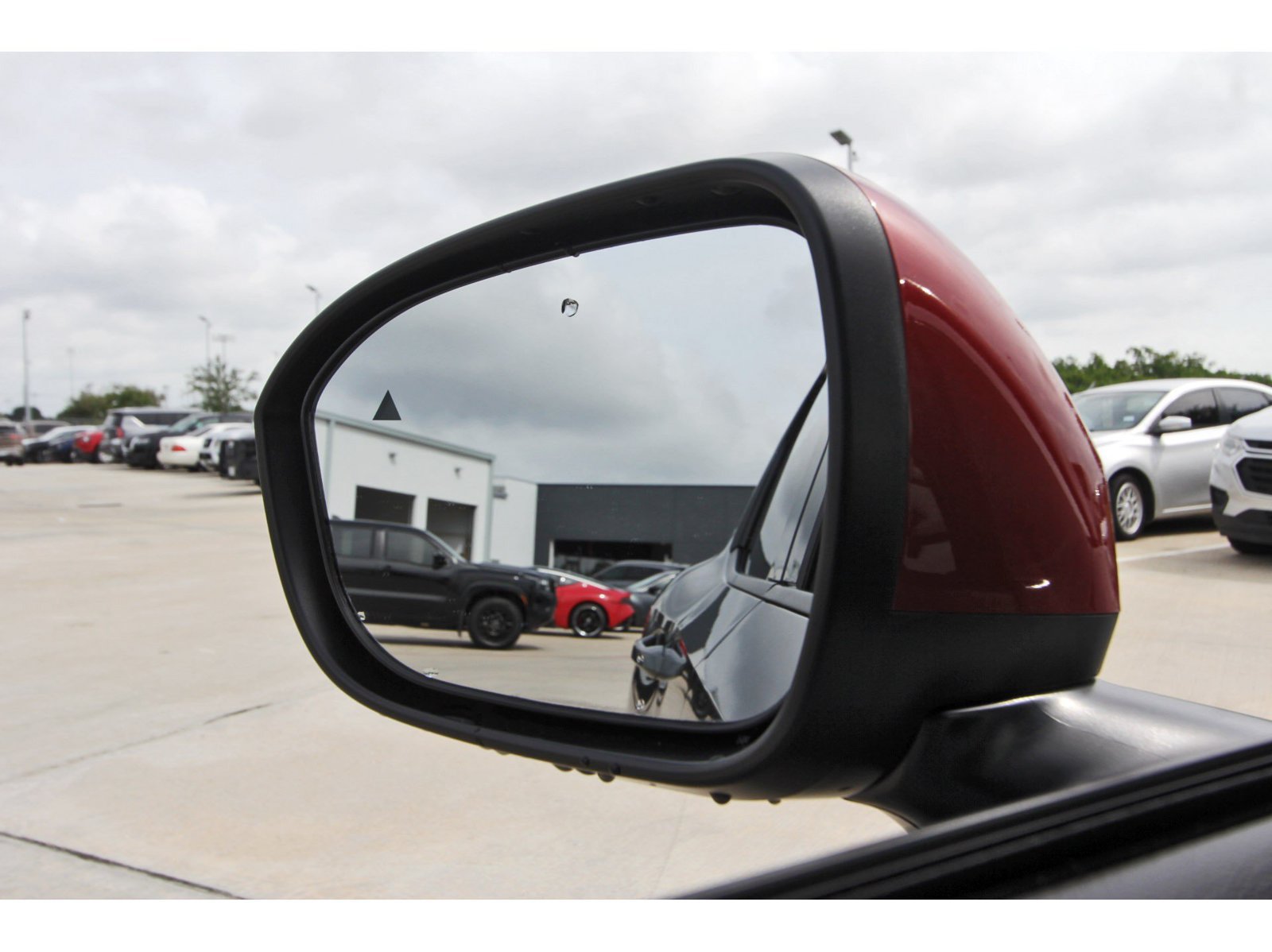 Used 2025 Nissan Kicks SR AWD/4WD image 11