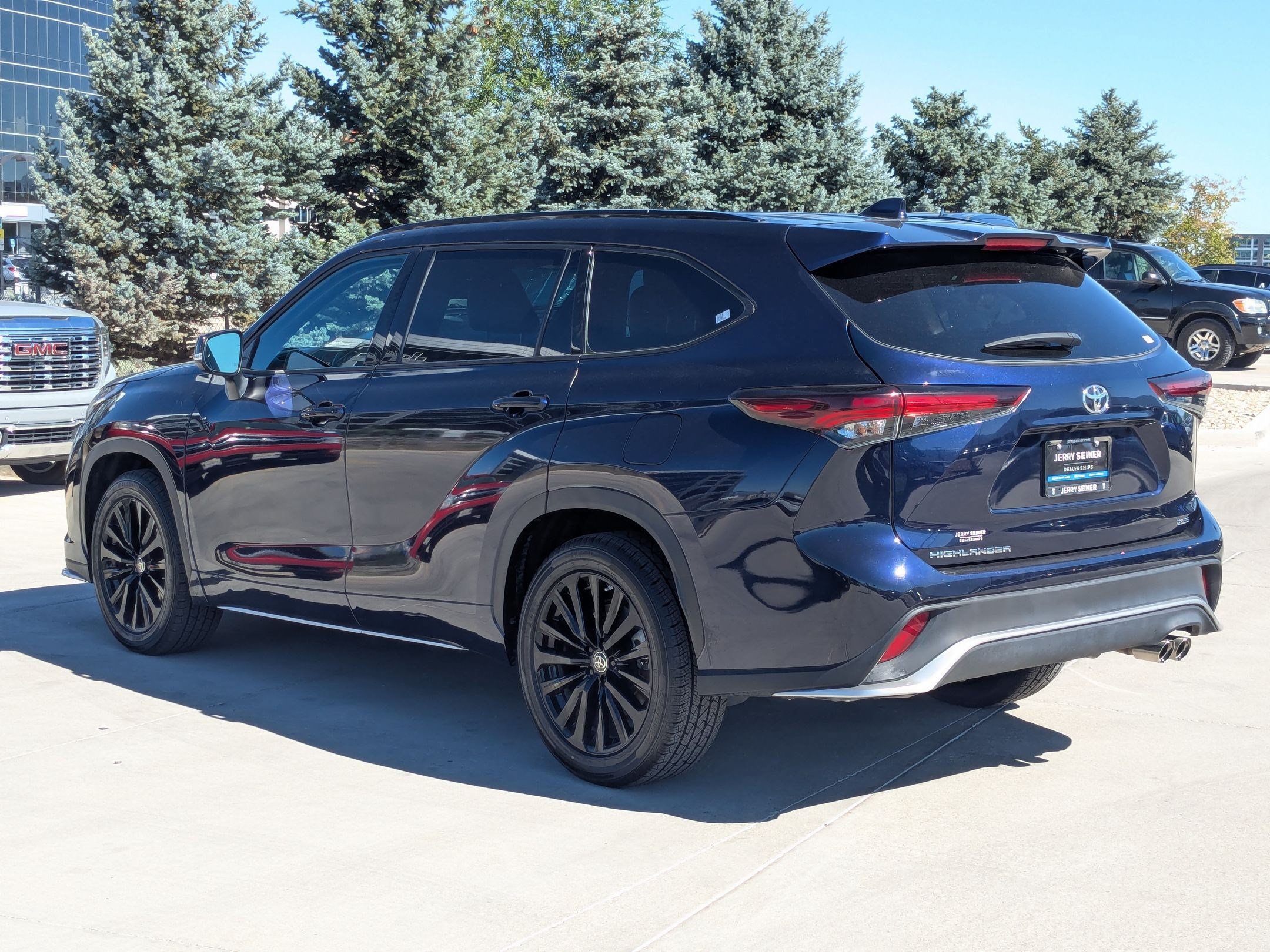 Used 2024 Toyota Highlander XSE FWD image 4