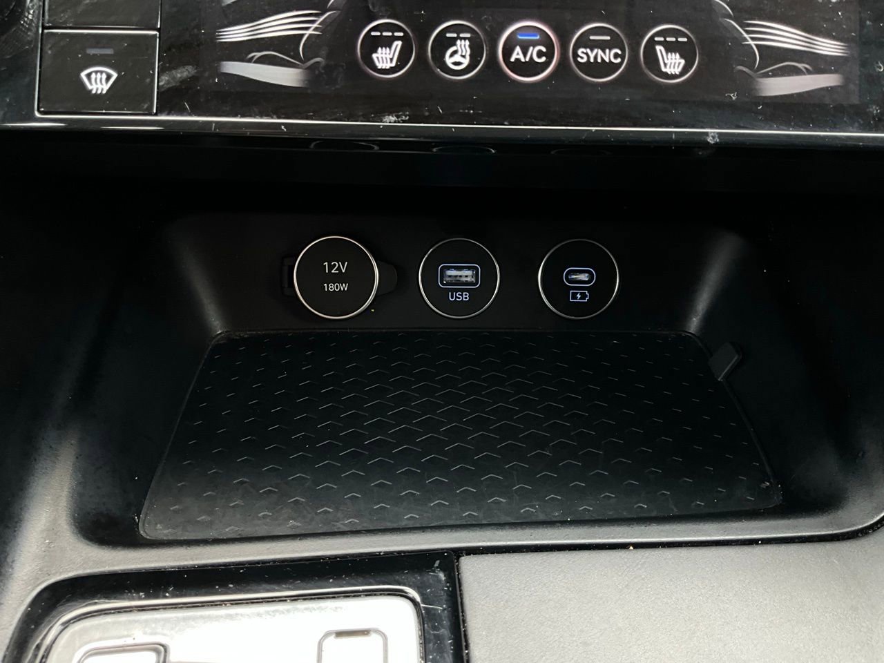 Used 2025 Genesis G70 2.5T image 24