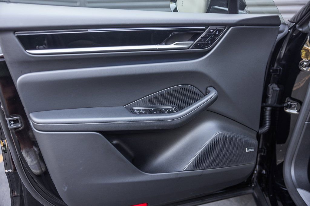 Certified 2025 Porsche Macan Electric image 20