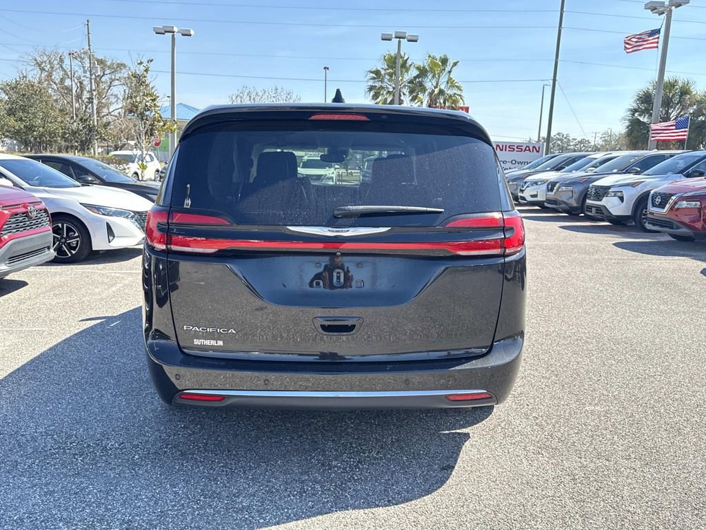 Used 2023 Chrysler Pacifica Touring-L FWD image 5