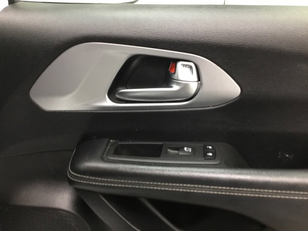 Used 2021 Chrysler Pacifica Touring-L w/ Uconnect Theater Family Group AWD/4WD image 23