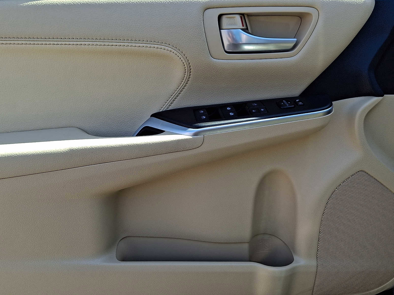 Used 2016 Toyota Camry XLE FWD image 14