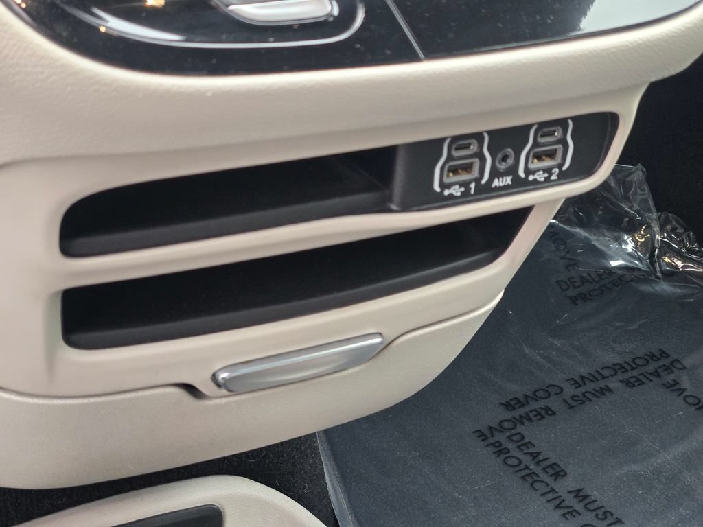 Used 2023 Chrysler Pacifica Touring-L FWD image 38
