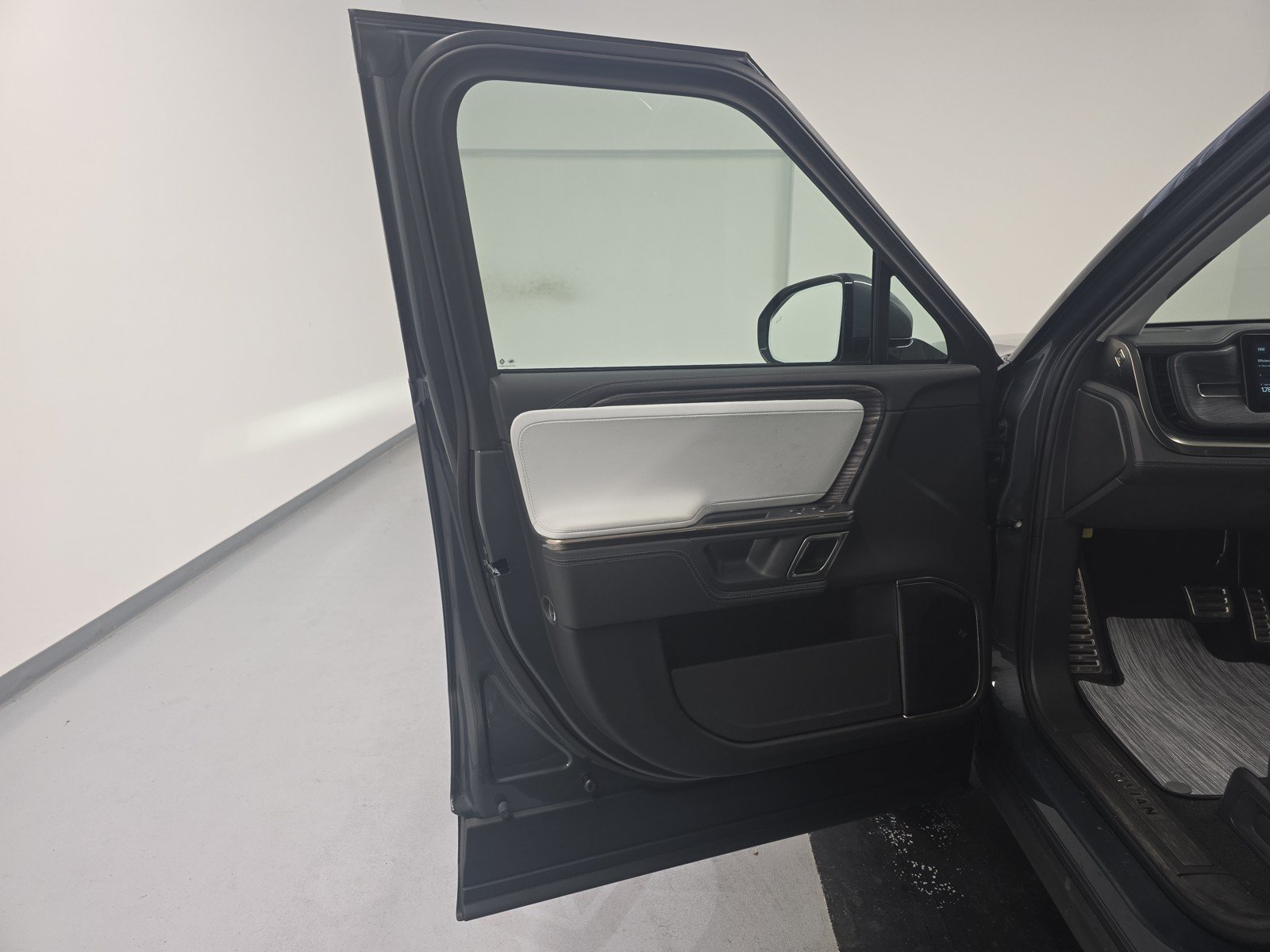 Used 2024 Rivian R1S Adventure AWD/4WD image 16