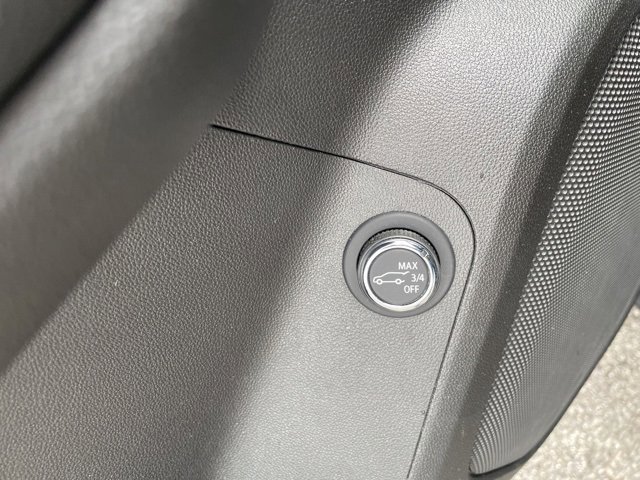 Used 2022 GMC Acadia SLE w/ Driver Convenience Package image 11