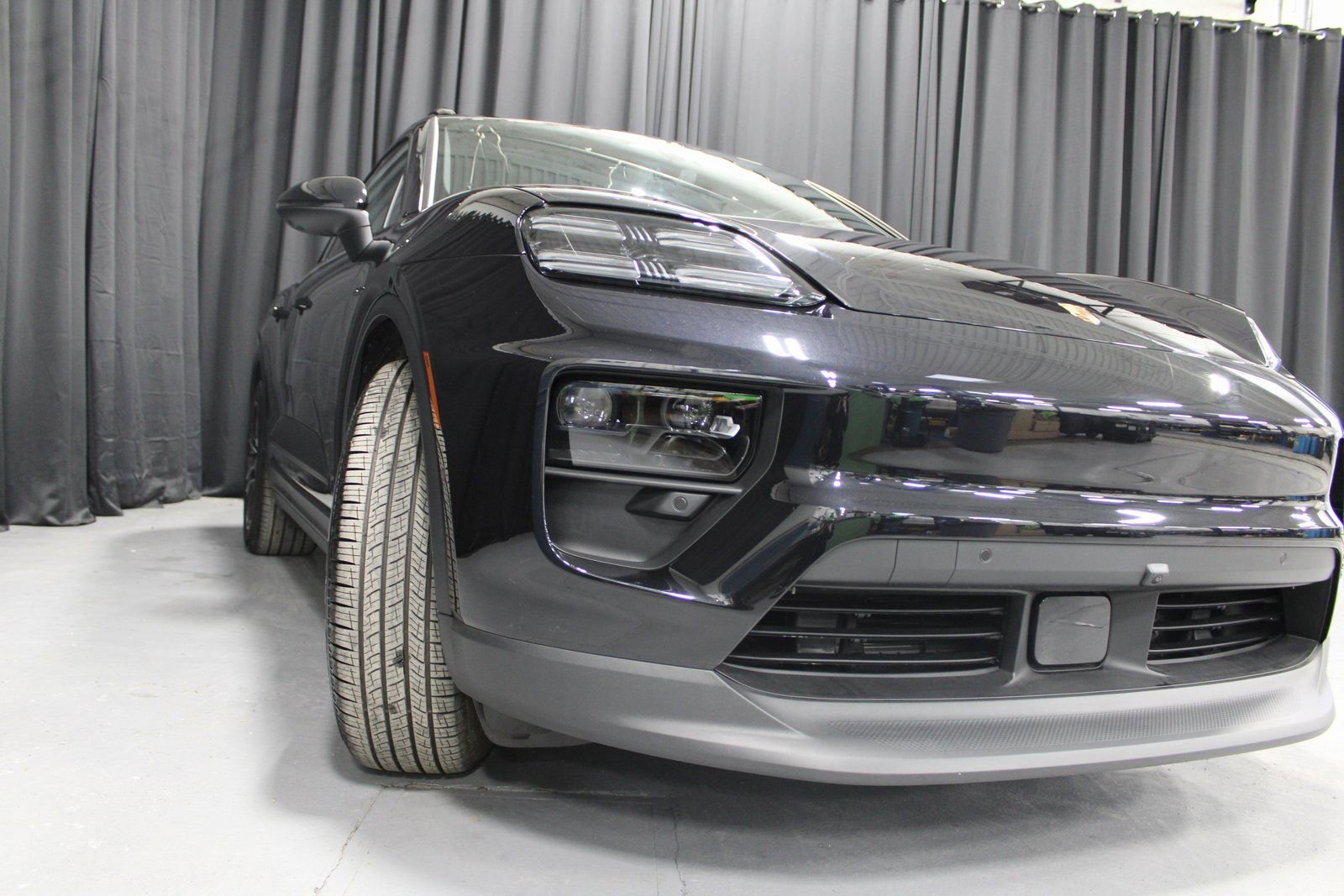 Certified 2025 Porsche Macan Electric image 15