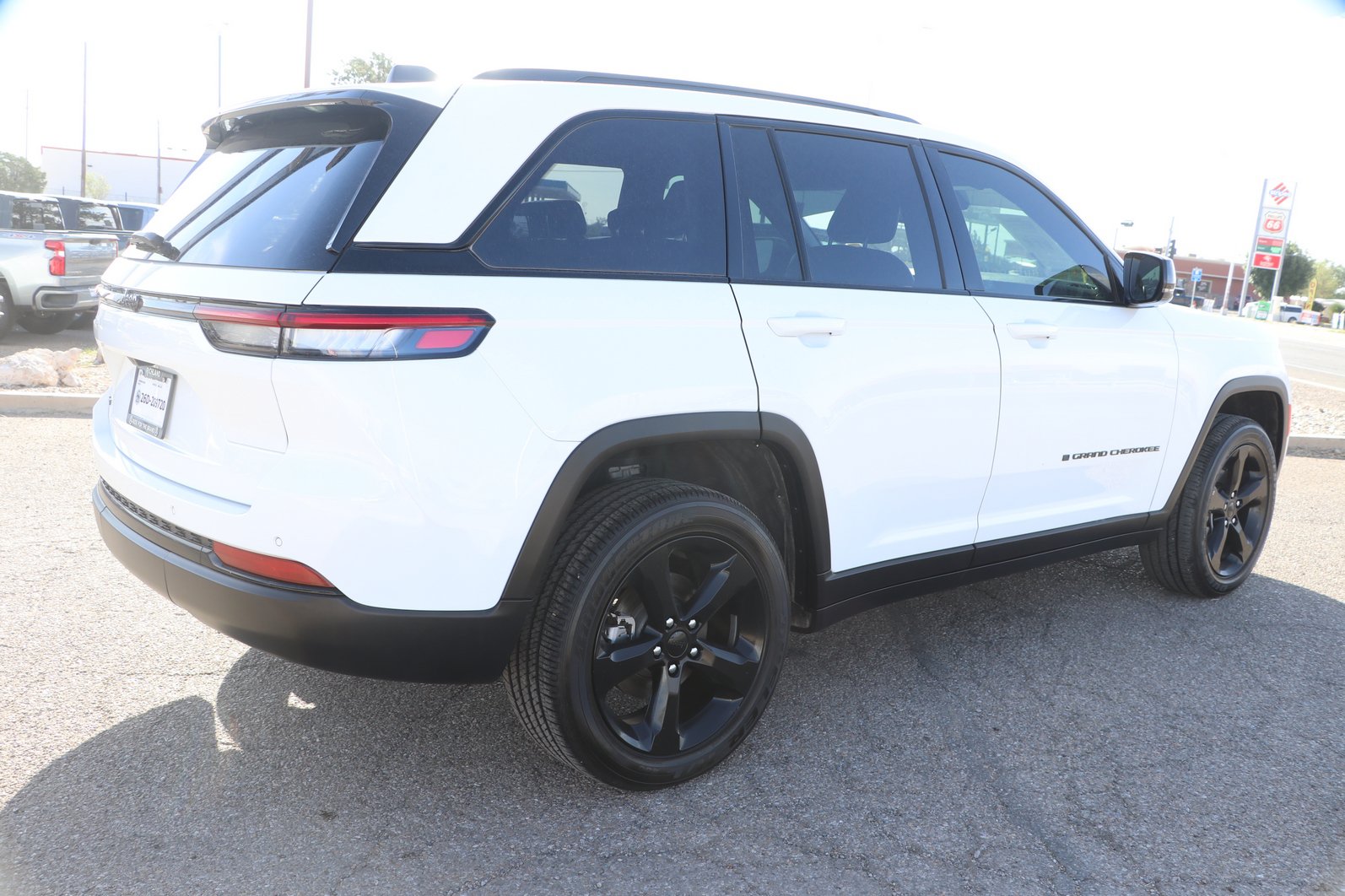 Used 2024 Jeep Grand Cherokee Altitude AWD/4WD image 7