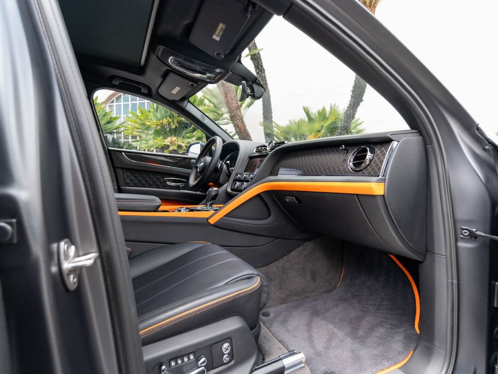 Used 2025 Bentley Bentayga AWD/4WD image 23