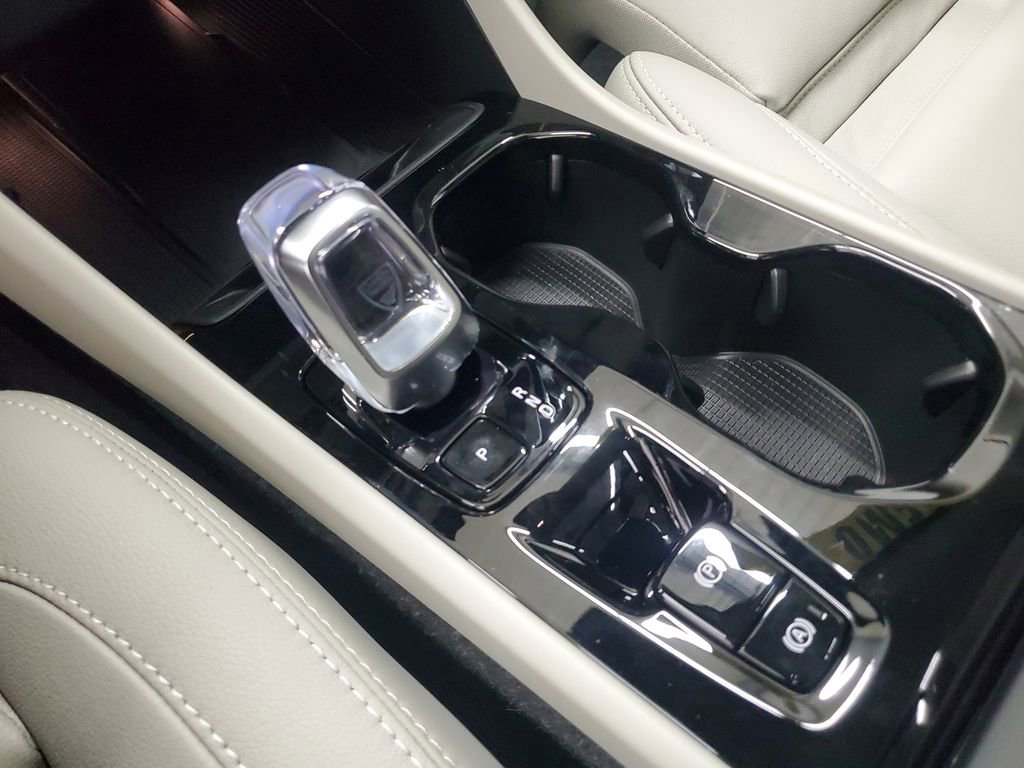 New 2025 Volvo XC40 B5 Plus AWD/4WD image 31