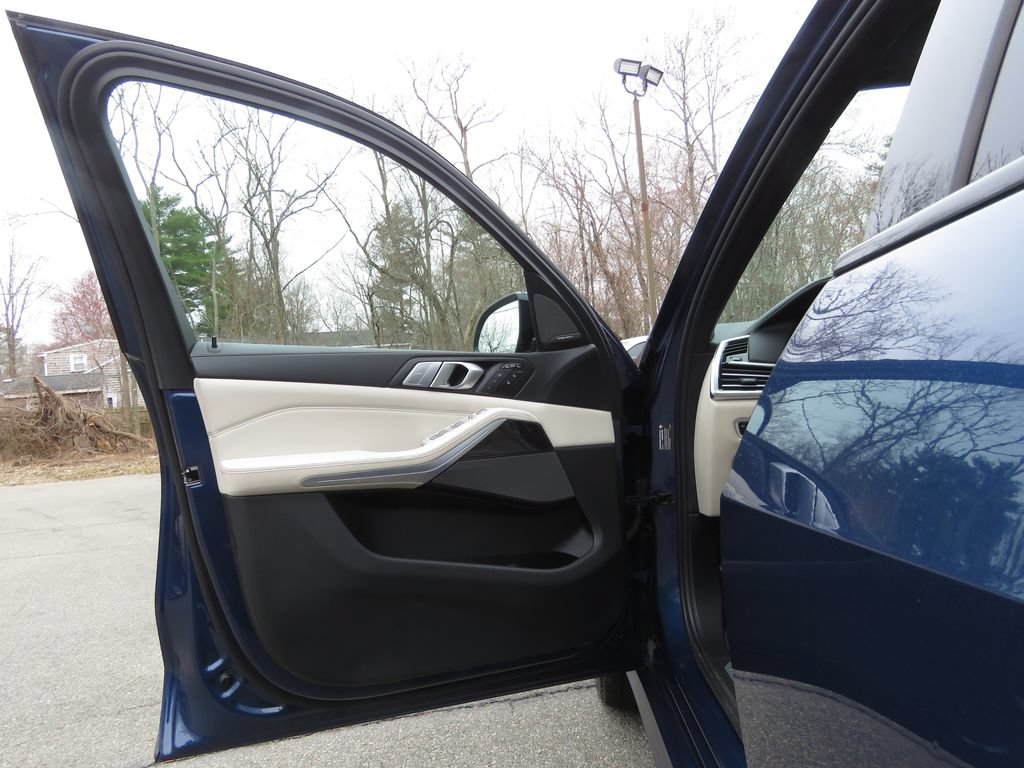 Used 2019 BMW X7 xDrive50i w/ M Sport Package AWD/4WD image 9