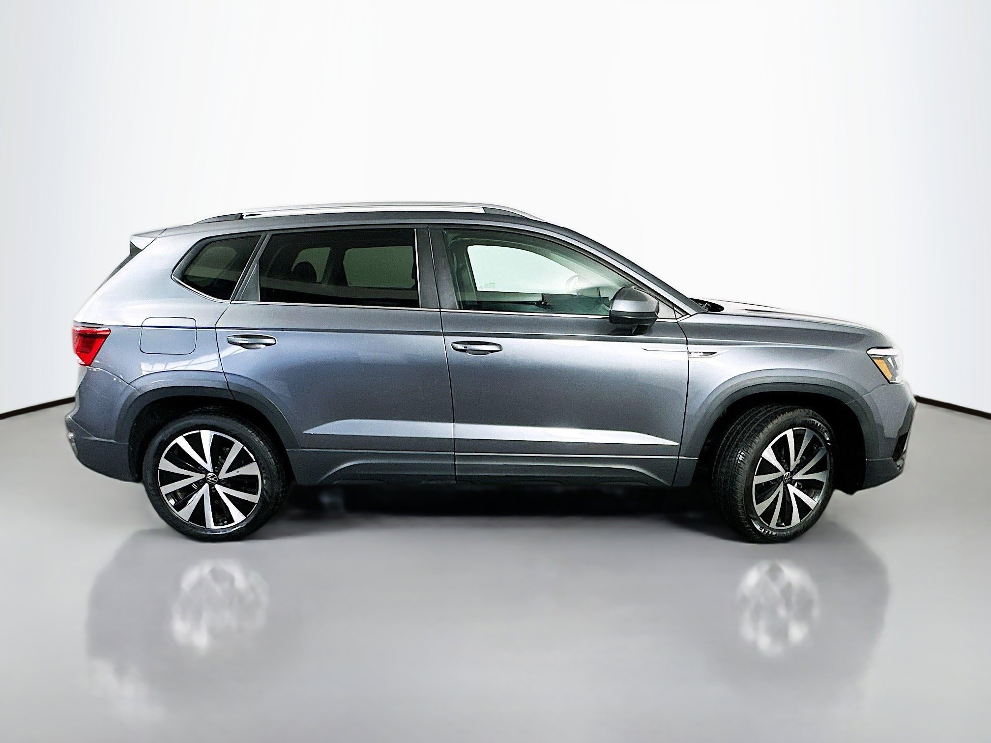 Used 2024 Volkswagen Taos SE image 8