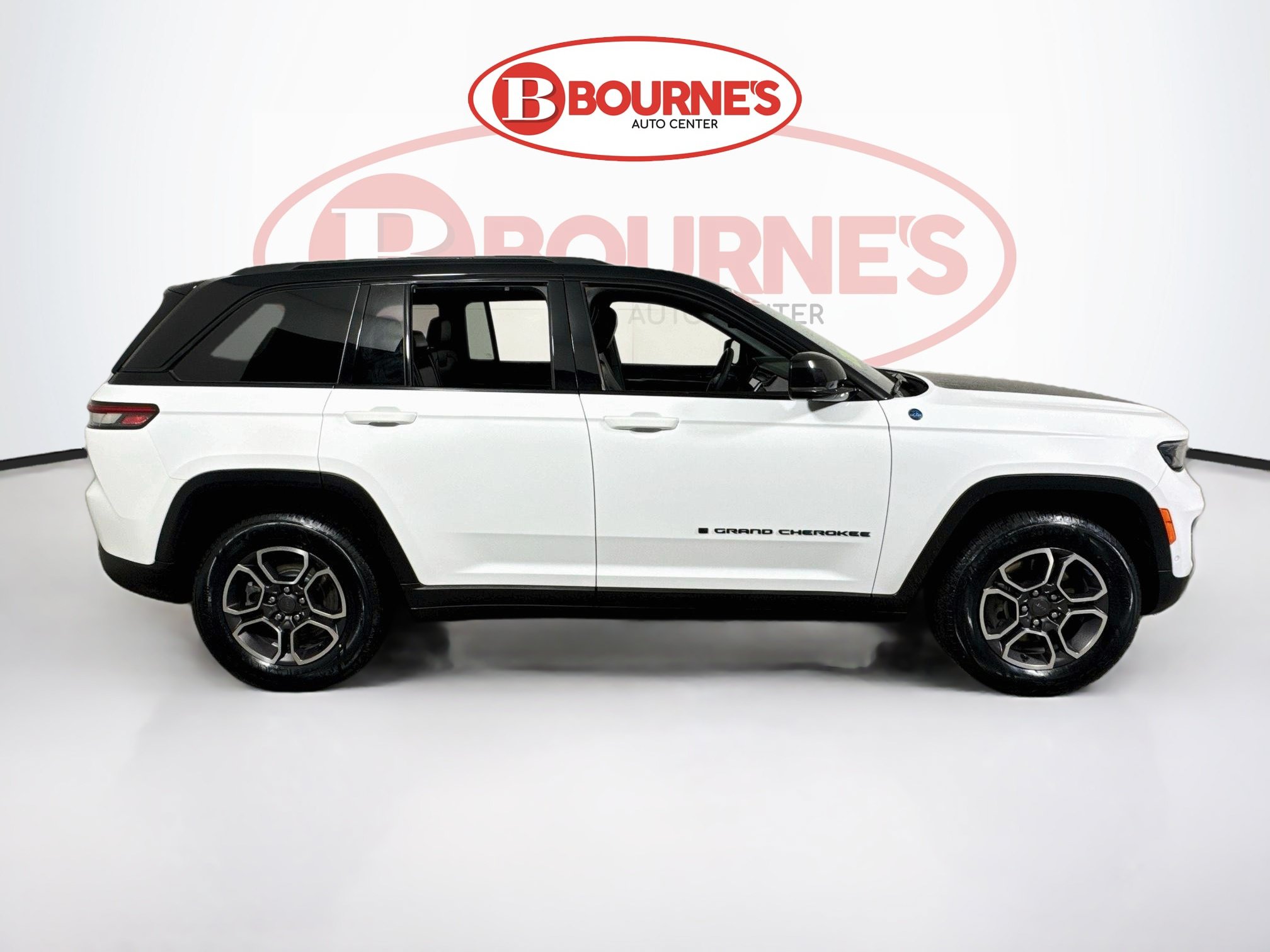 Used 2023 Jeep Grand Cherokee Trailhawk w/ Advanced Protech Group II AWD/4WD image 13