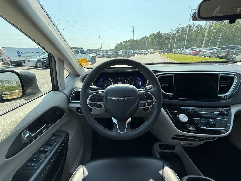 Used 2023 Chrysler Pacifica Touring-L FWD image 14