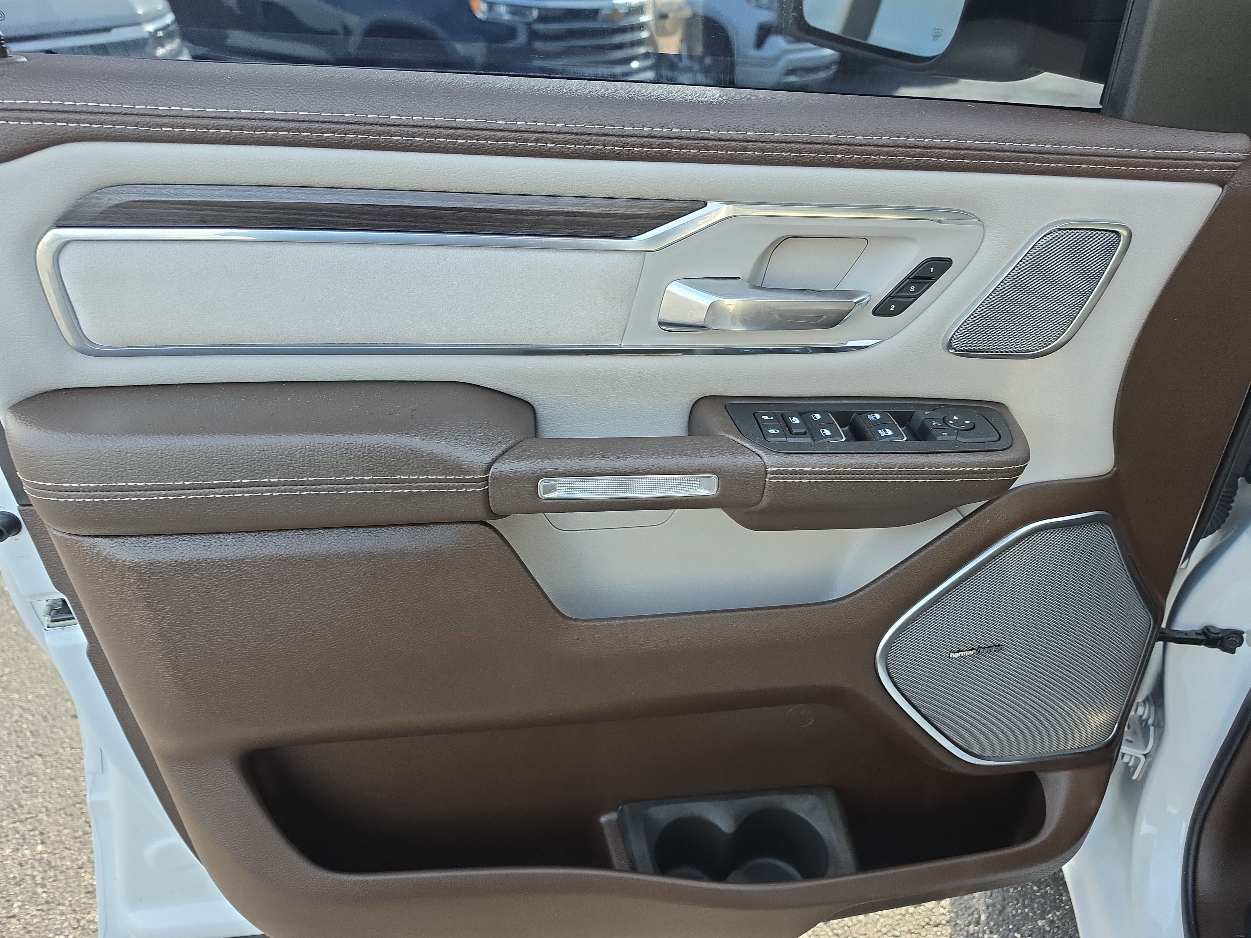 Used 2025 RAM 1500 Laramie AWD/4WD image 17