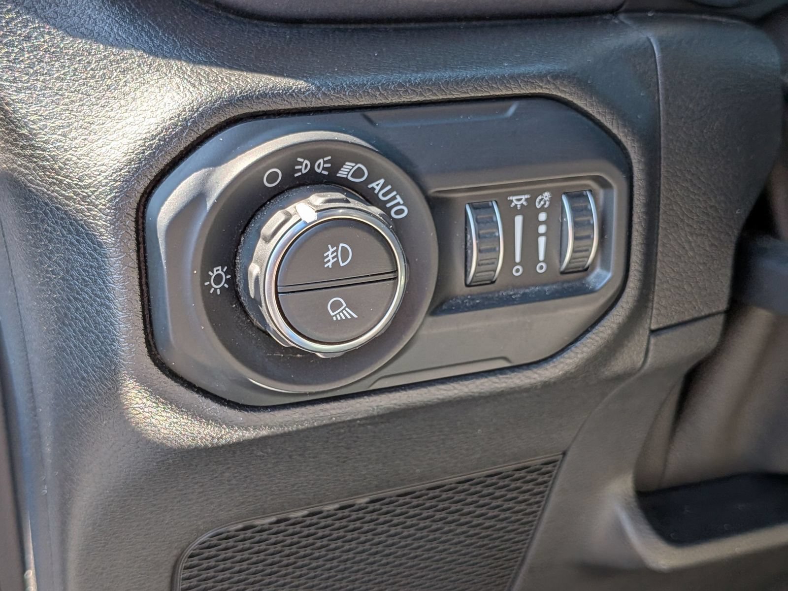 Used 2020 Jeep Gladiator Mojave w/ Dual Top Group AWD/4WD image 16