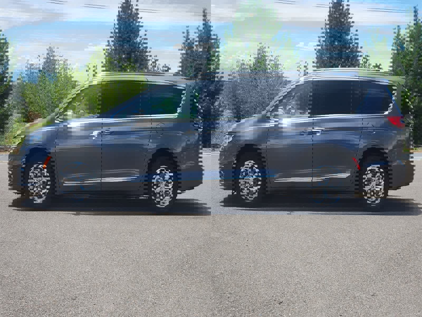 Used 2021 Chrysler Pacifica Limited w/ Premium & Safety Sphere Group image 4