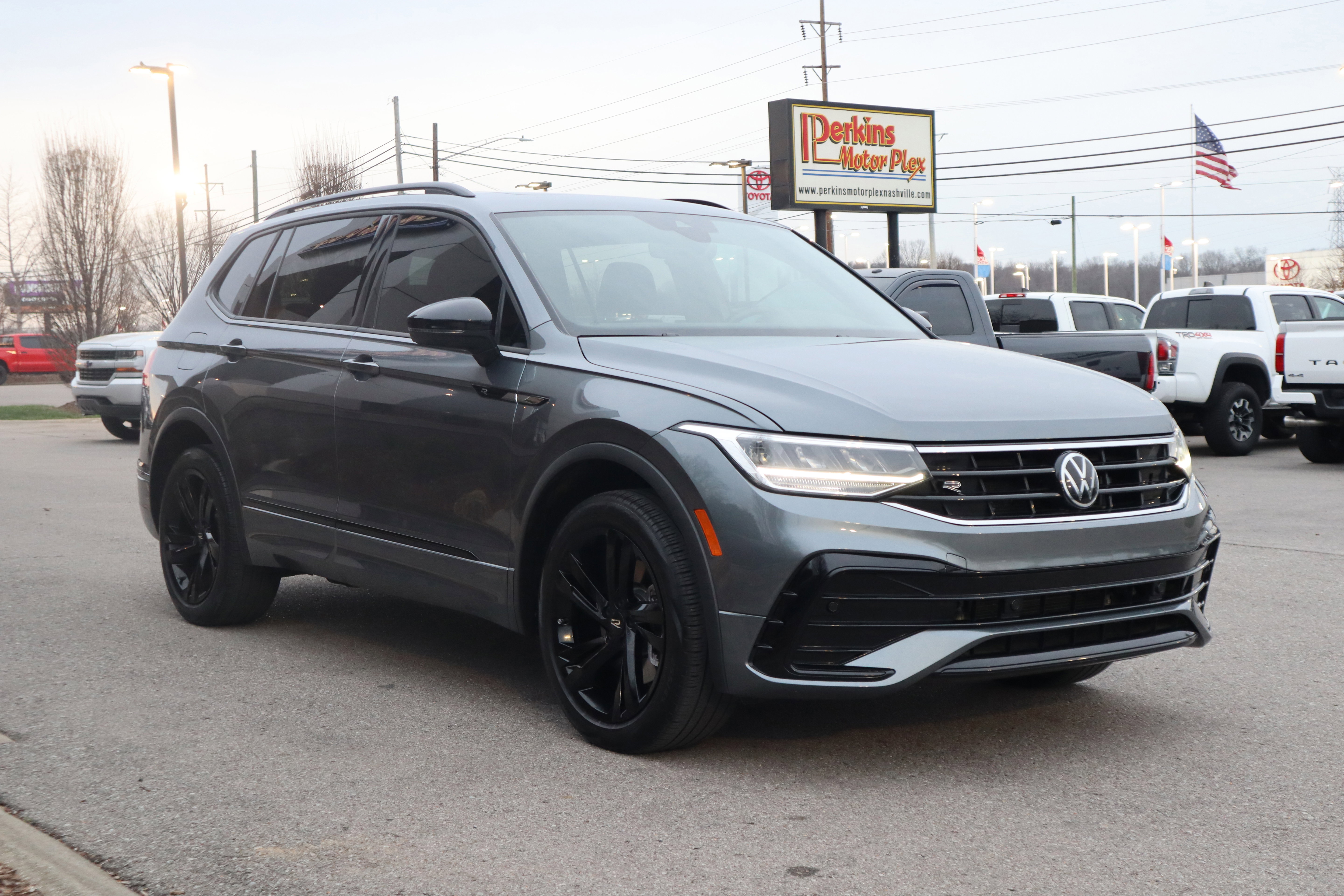 Used 2023 Volkswagen Tiguan SE R-Line image 5