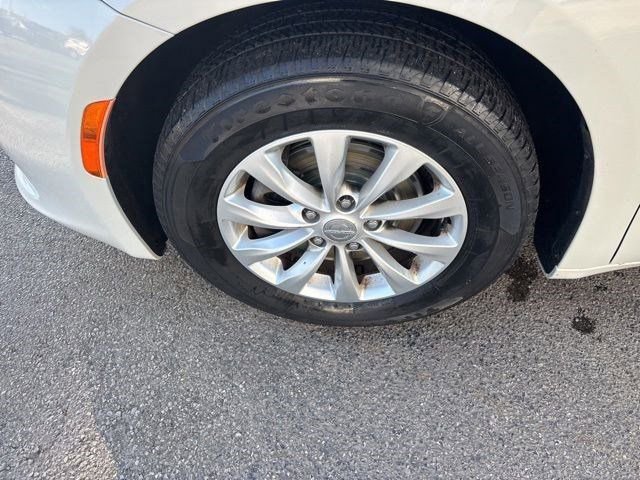 Used 2017 Chrysler Pacifica Touring w/ Tire & Wheel Group FWD image 45