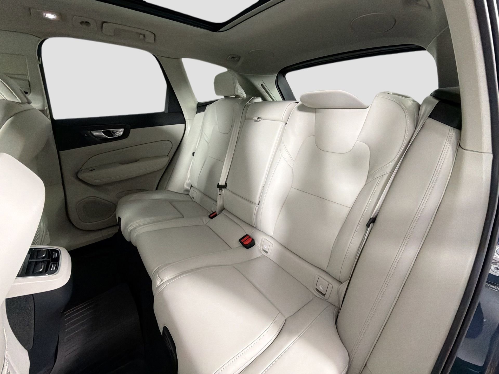 Certified 2025 Volvo XC60 B5 Ultra w/ Protection Package Premier image 26