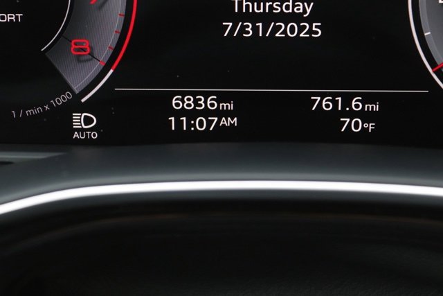 Used 2024 Audi Q8 Premium image 32