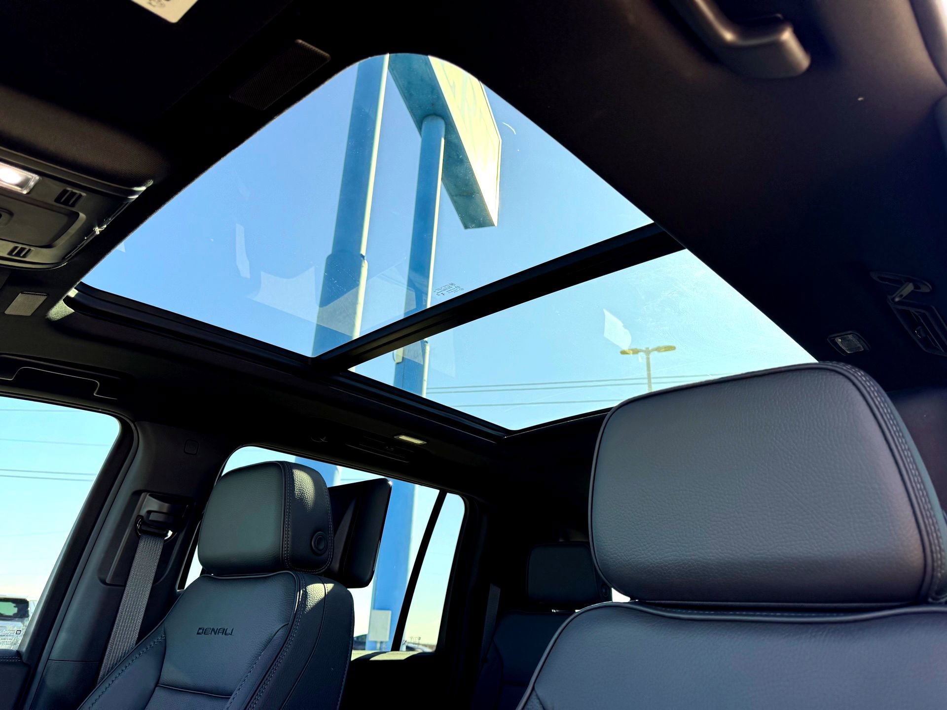 Used 2025 GMC Yukon XL Denali w/ Denali Reserve Package image 14