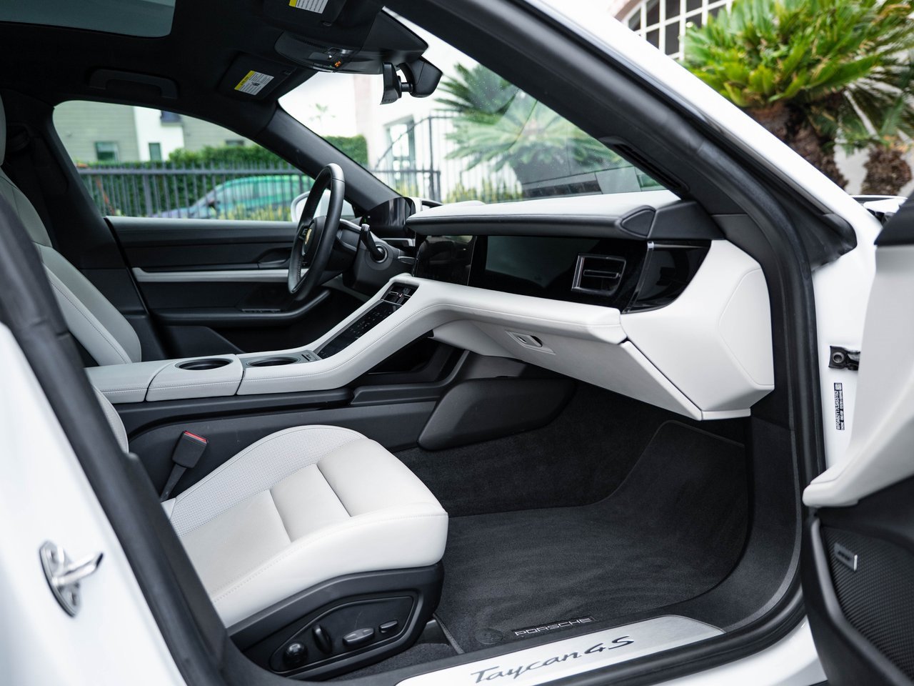 Used 2020 Porsche Taycan 4S image 33