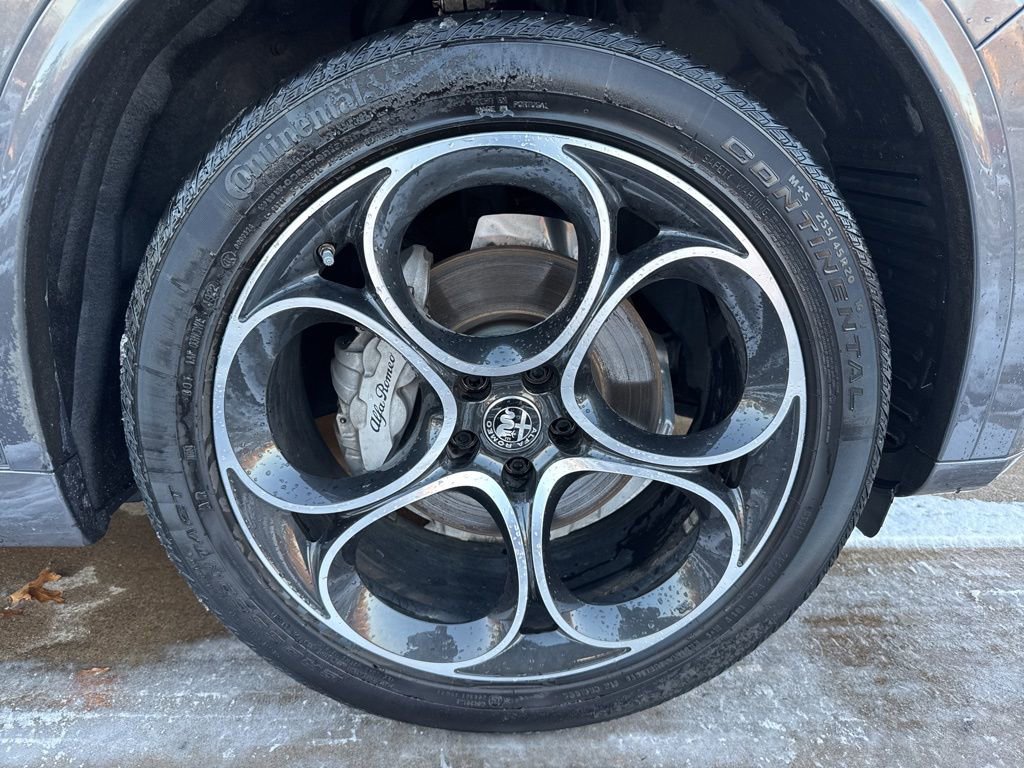 Used 2023 Alfa Romeo Stelvio Ti image 17