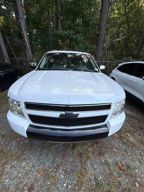 Used 2011 Chevrolet Avalanche LT w/ Luxury Package AWD/4WD image 2