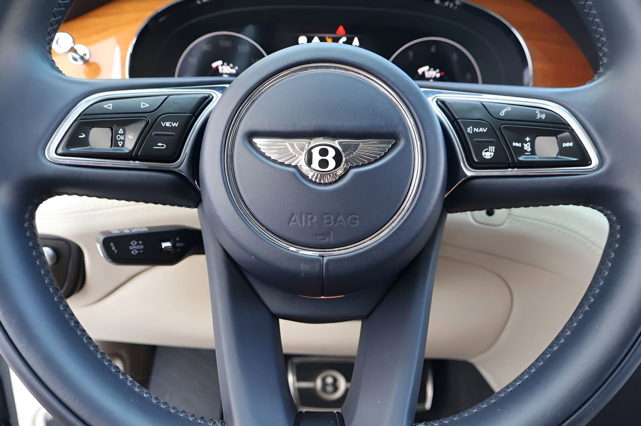 Used 2021 Bentley Bentayga image 24