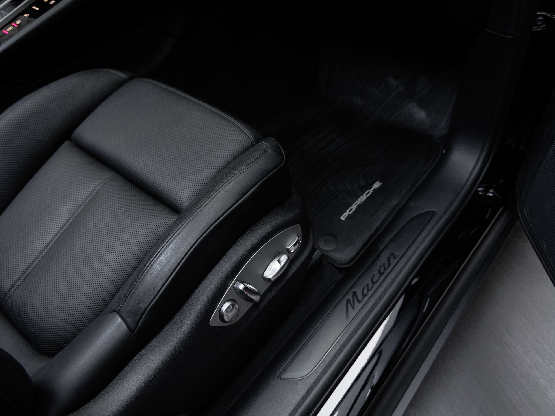 Certified 2025 Porsche Macan AWD/4WD image 39