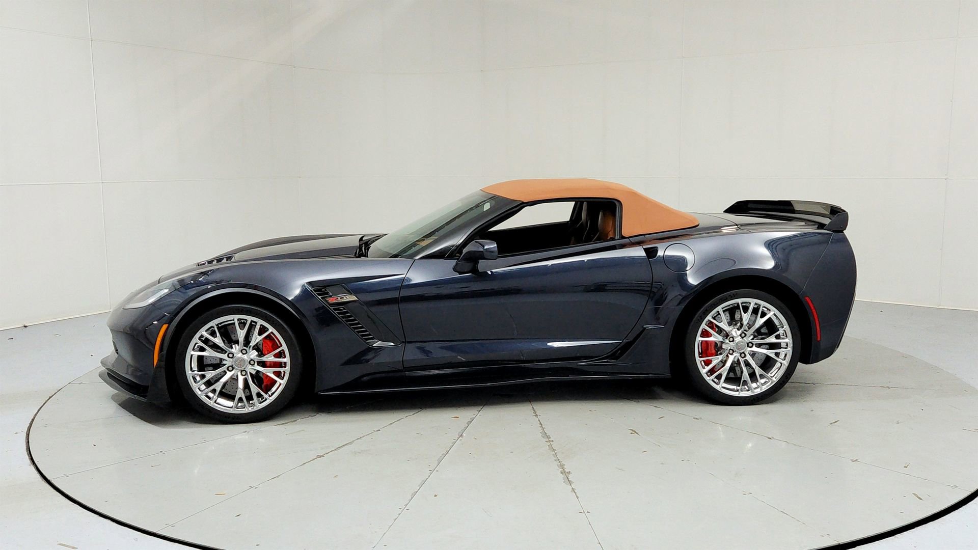 Certified 2015 Chevrolet Corvette Z06 w/ 3LZ Preferred Equipment Group RWD image 2
