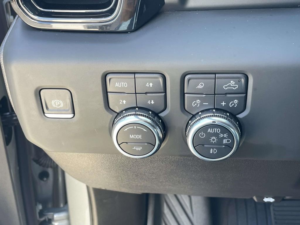 Used 2024 GMC Sierra 1500 AT4 w/ Technology Package AWD/4WD image 19