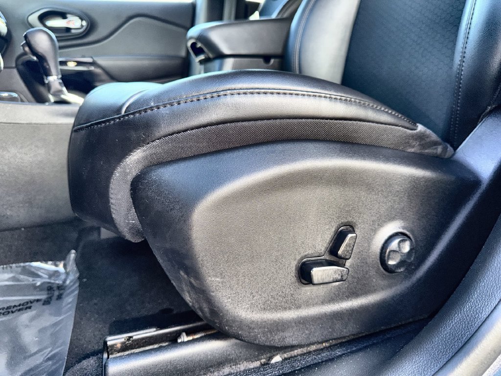 Used 2021 Jeep Cherokee Latitude Plus AWD/4WD image 14
