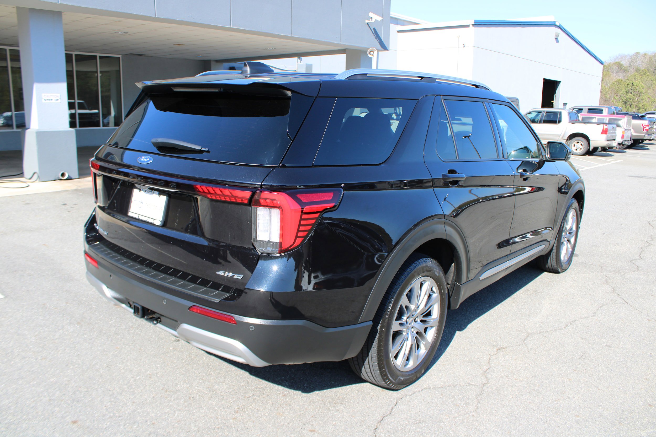 Used 2025 Ford Explorer Platinum AWD/4WD image 3