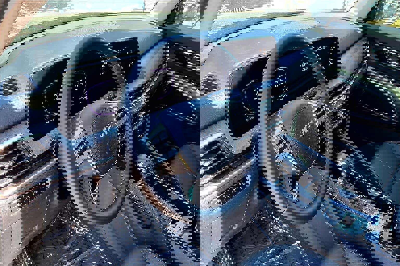 Used 2024 Kia Telluride EX w/ EX Captain's Chair Package image 17