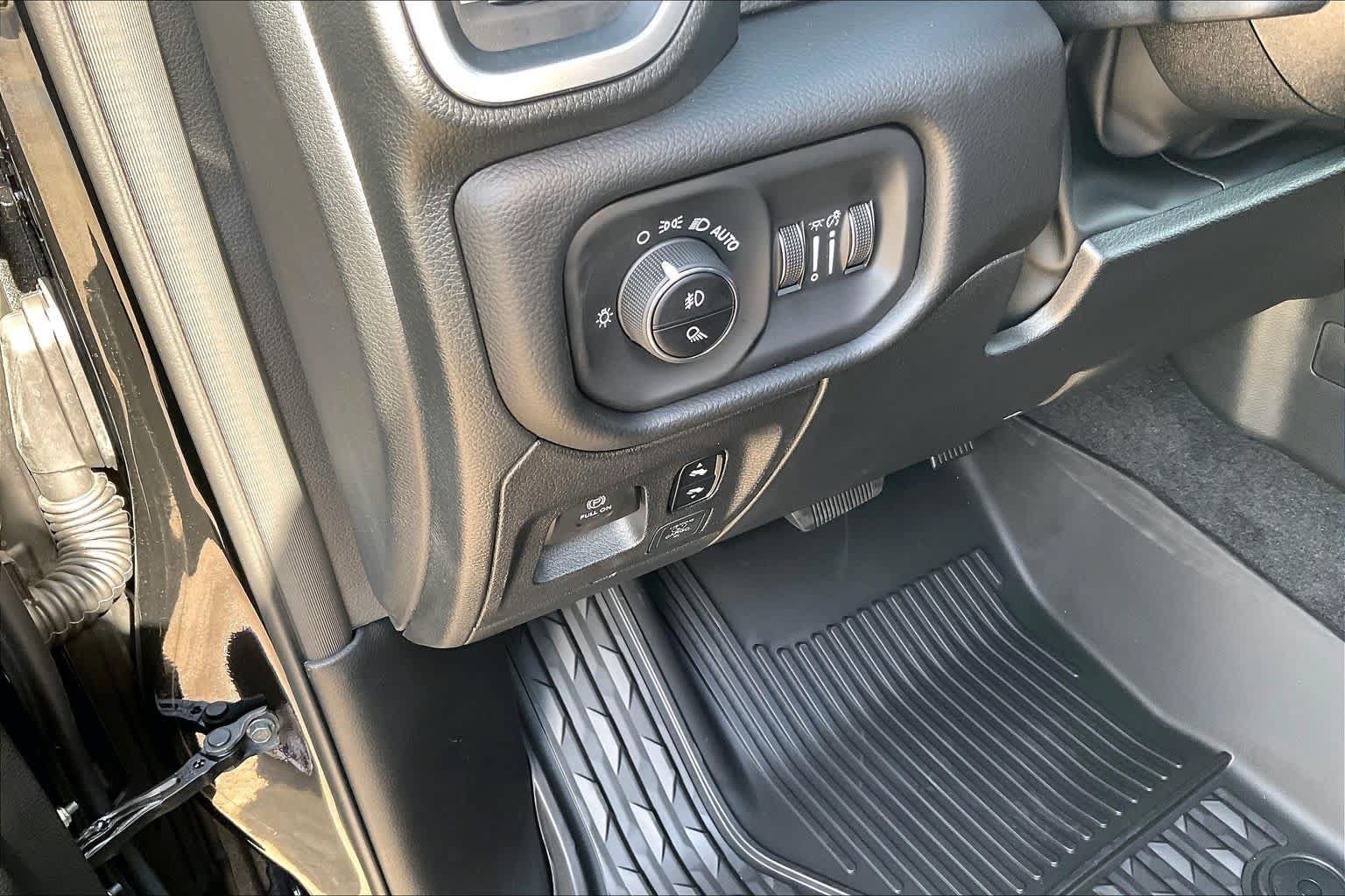 New 2027 RAM 1500 4x4 Crew Cab image 18