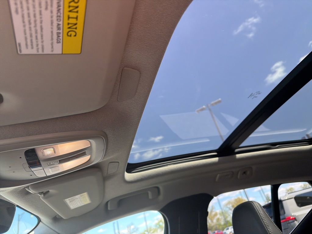 Used 2025 Volvo XC40 B5 Plus image 12