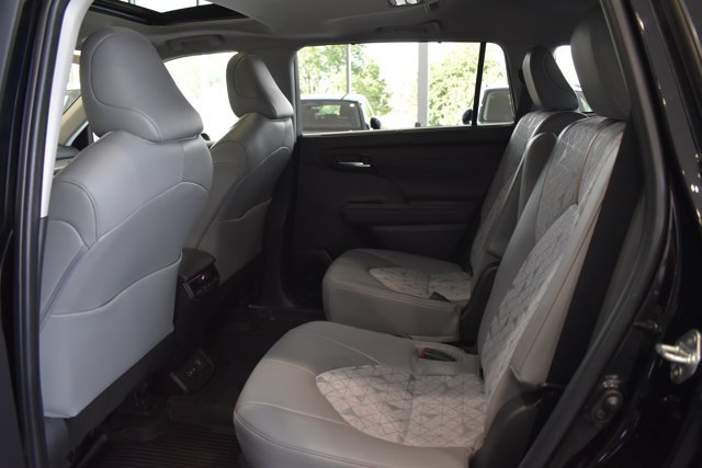 Used 2023 Toyota Highlander Bronze Edition FWD image 20