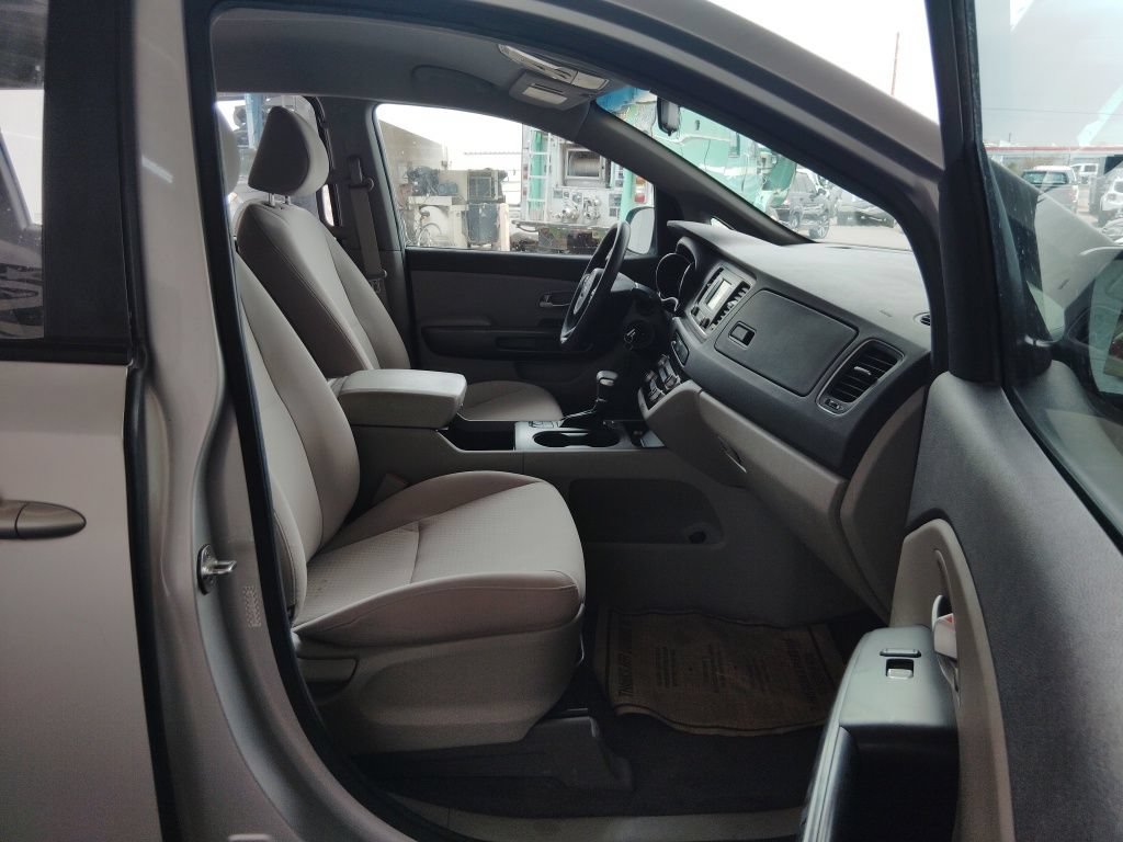 Used 2018 Kia Sedona L FWD image 11