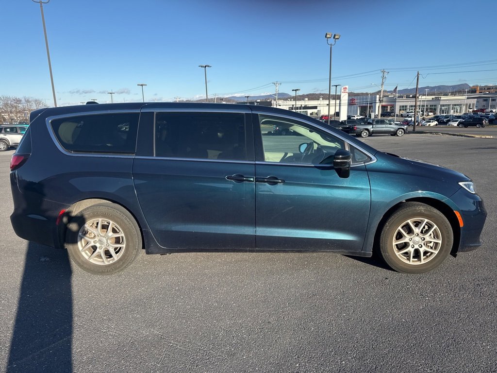 Used 2024 Chrysler Pacifica Touring-L image 6