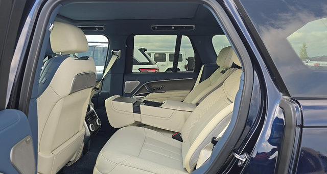 Certified 2025 Land Rover Range Rover SV AWD/4WD image 7