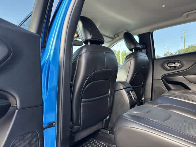 Used 2019 Jeep Cherokee Trailhawk AWD/4WD image 16