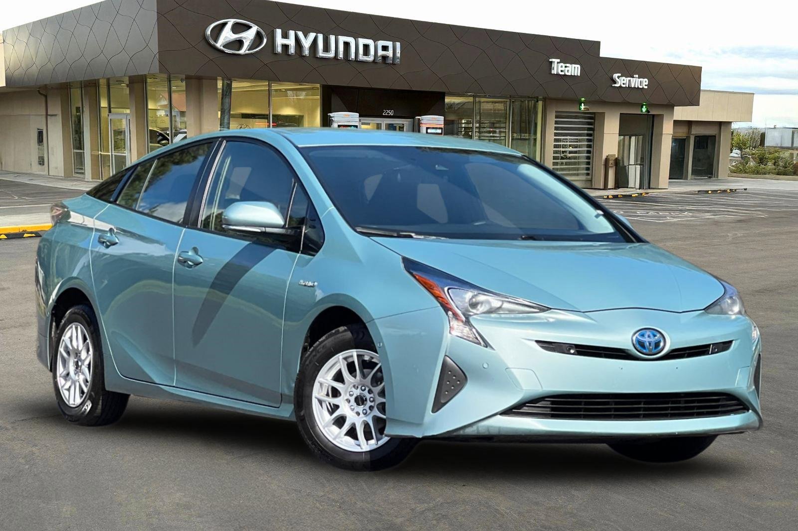 Used 2017 Toyota Prius Three image 2